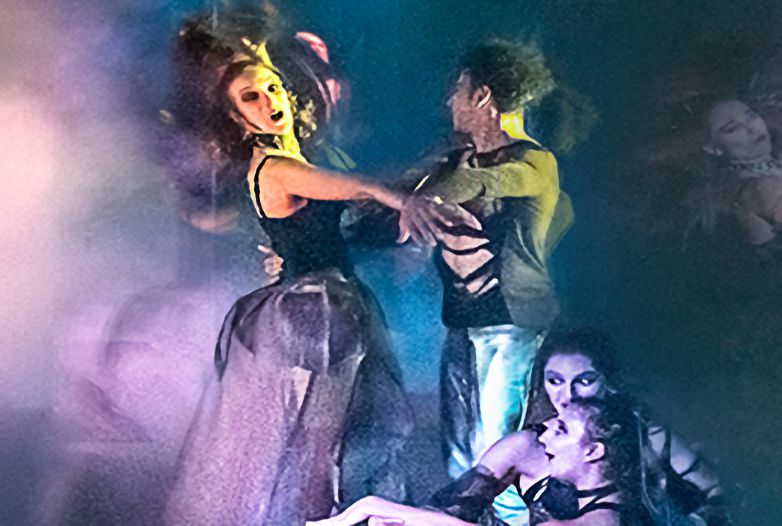 Chaotique Bal au Théâtre Elizabeth Czerczuk